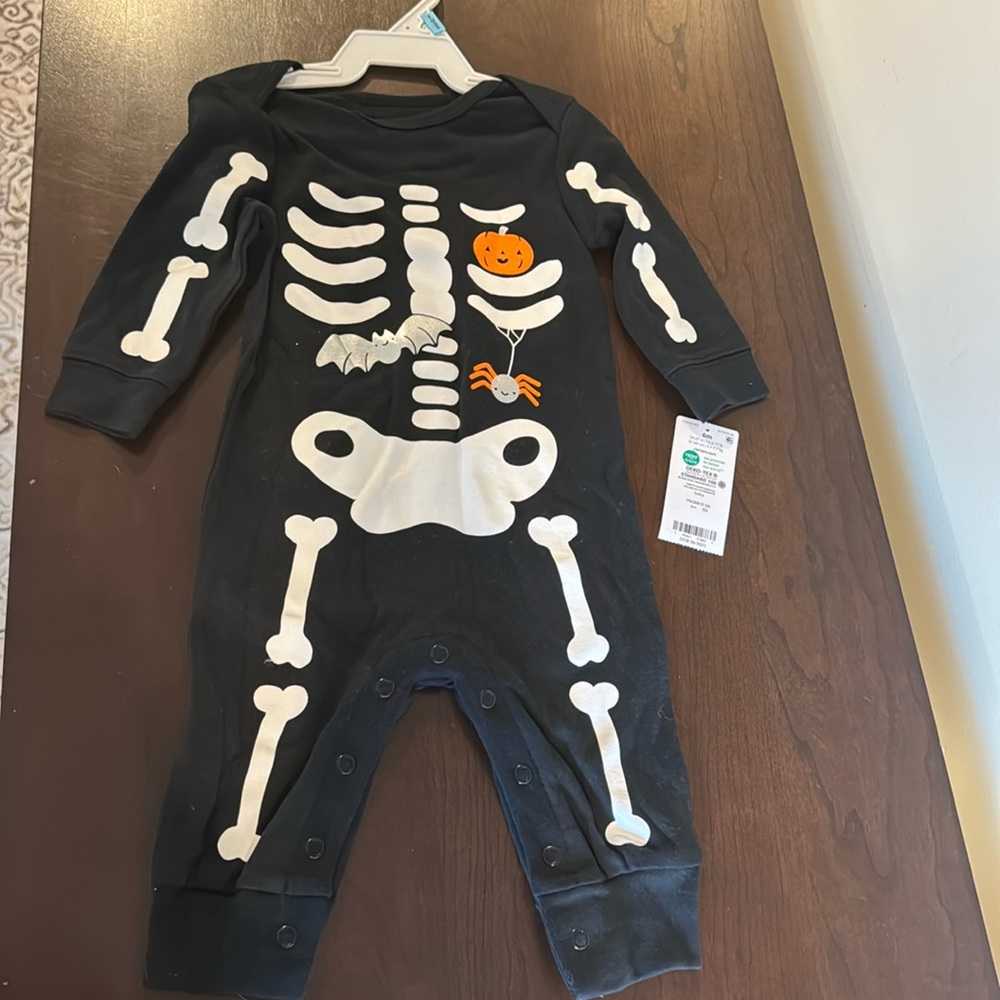 Carters- Skeleton long sleeve/pants onesie (6 months)